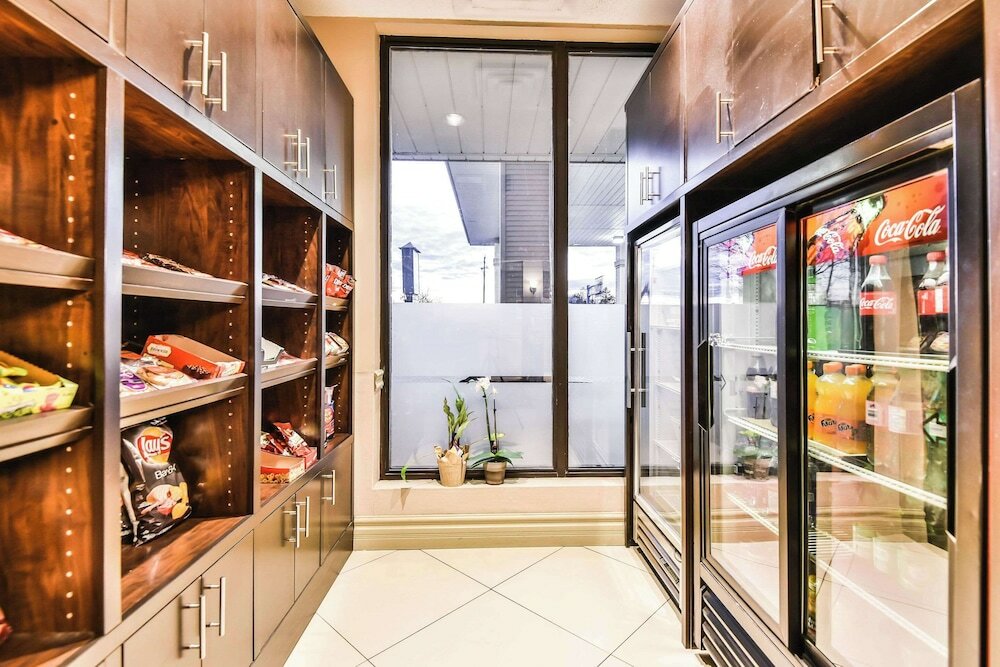 Фото Comfort Inn & Suites Ambassador Bridge