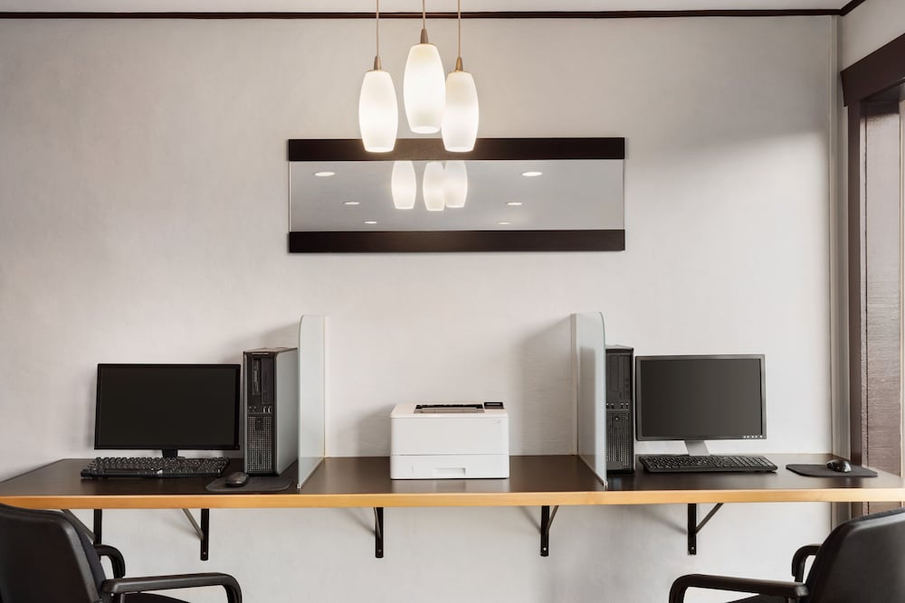 Фото Days Inn by Wyndham Kelowna