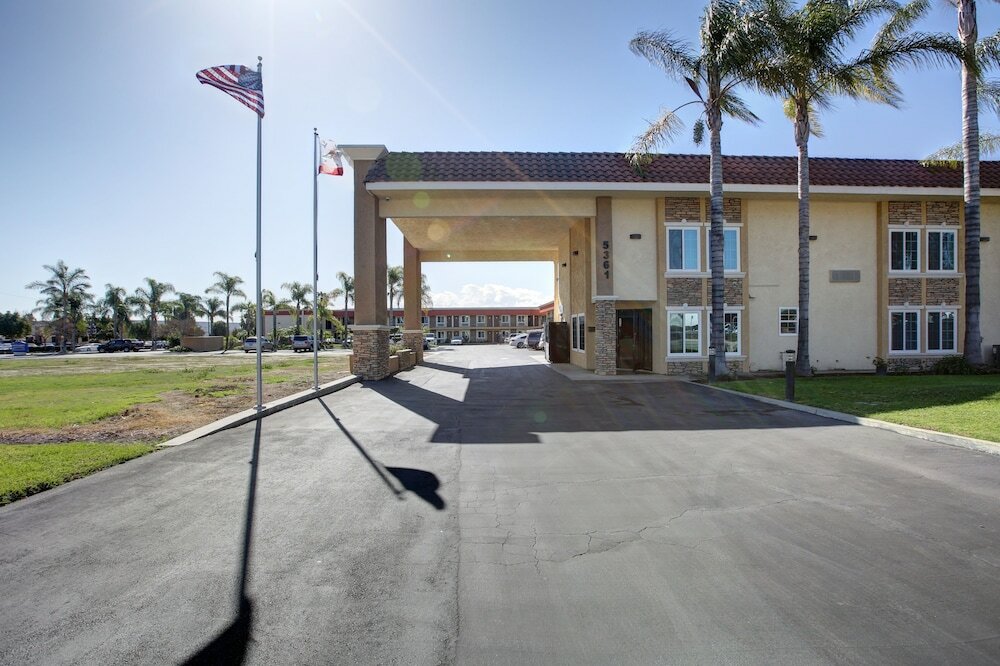 Фото Ontario Inn & Suites