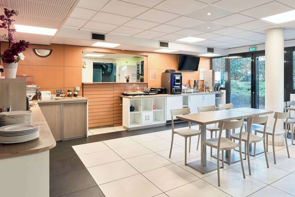 Фото Comfort Aparthotel Versailles Saint Cyr Lecole 