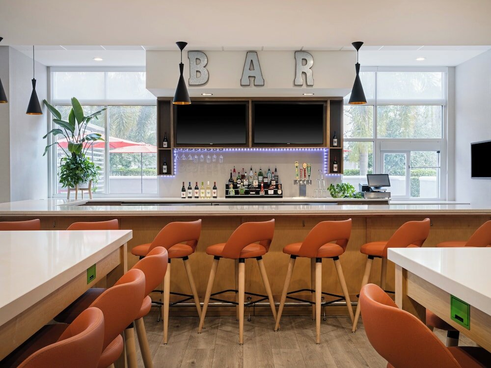 Фото Holiday Inn & Suites Orlando - International Dr S, an Ihg Hotel