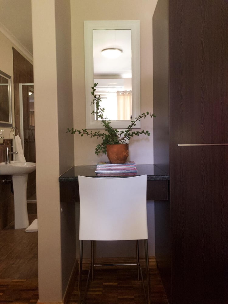 Фото The Hedge Guesthouse