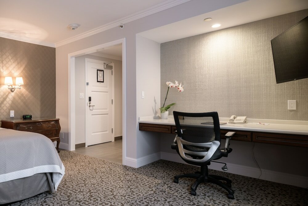 Фото Woodcrest Hotel