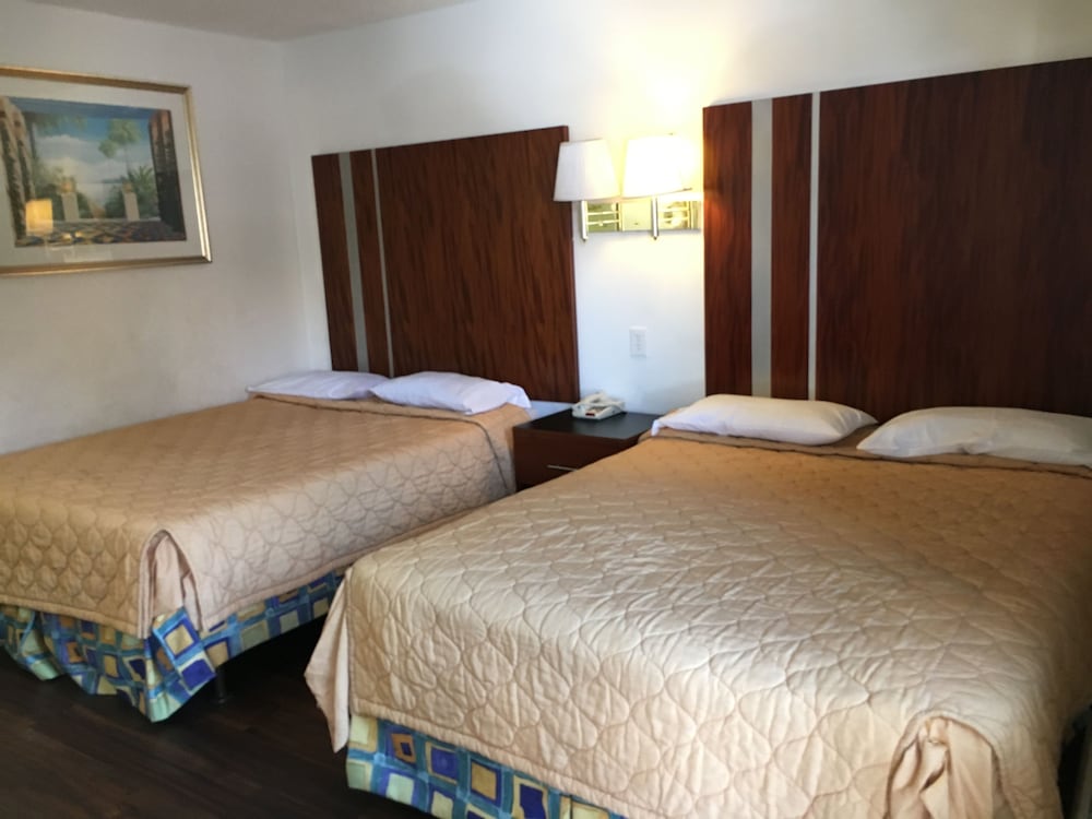 Фото Riverside Inn & Suites