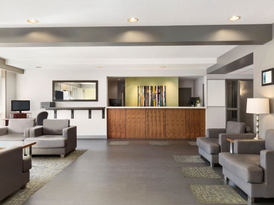 Фото Days Inn by Wyndham Victoria Airport Sidney