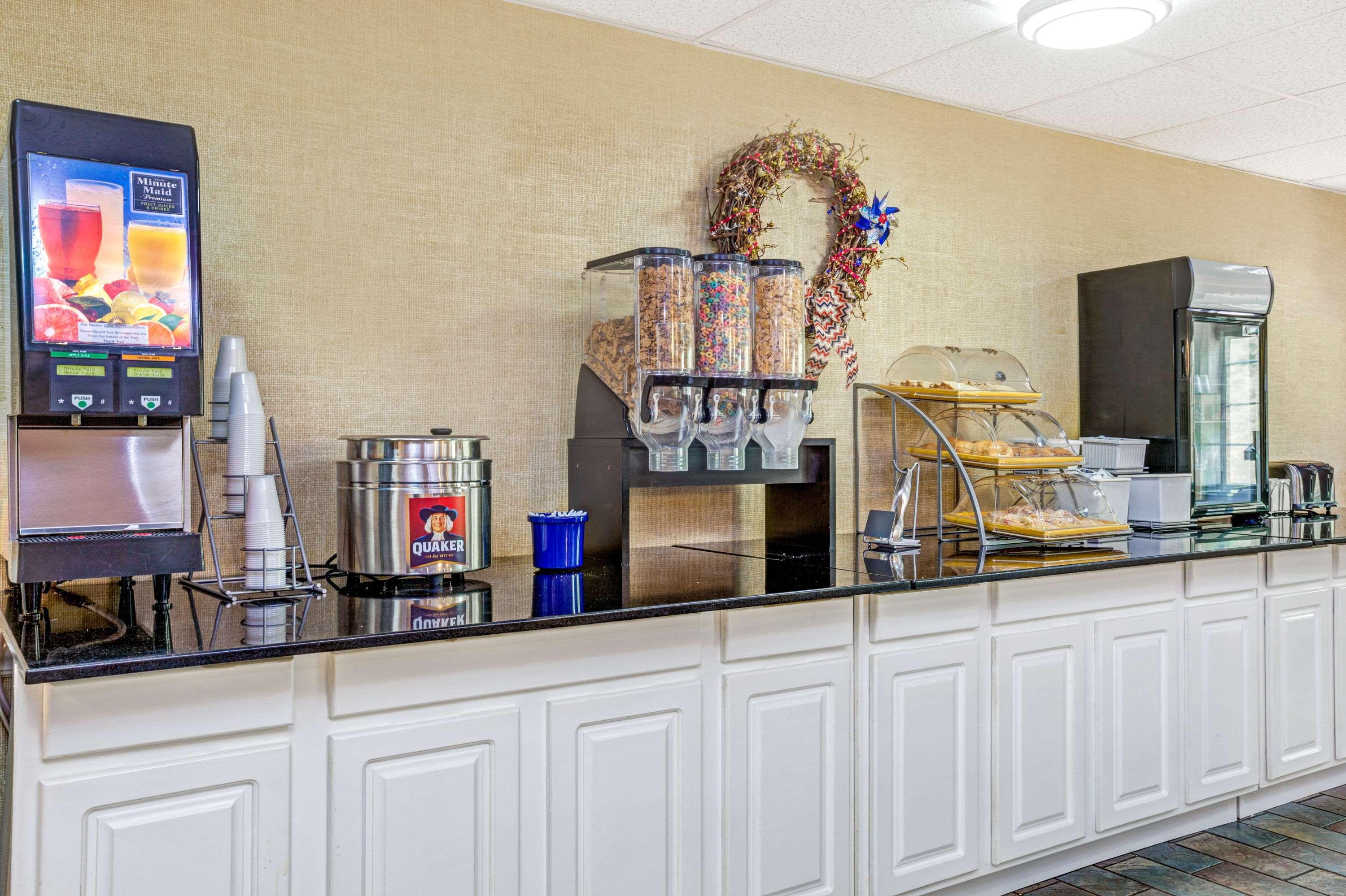 Фото Days Inn by Wyndham Sturbridge