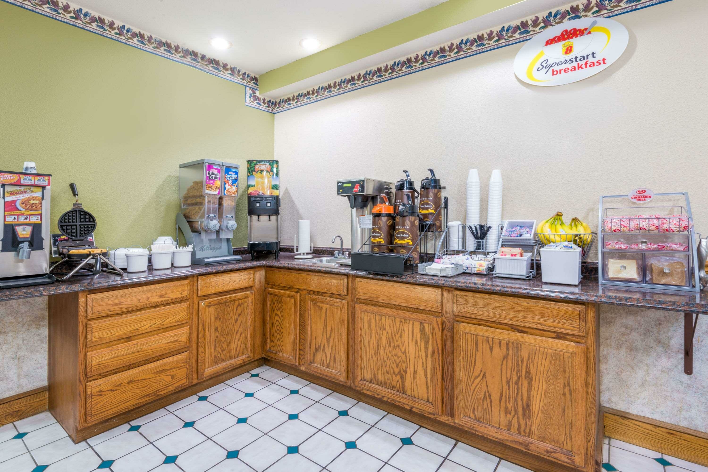 Фото Super 8 by Wyndham Platte City Kansas City Area Airport