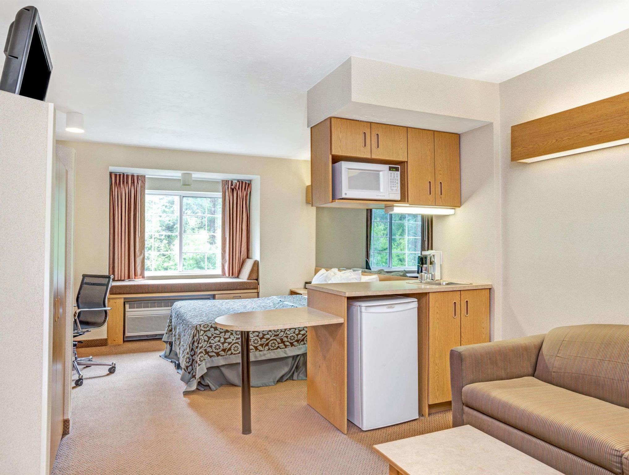 Фото Days Inn by Wyndham Sturbridge