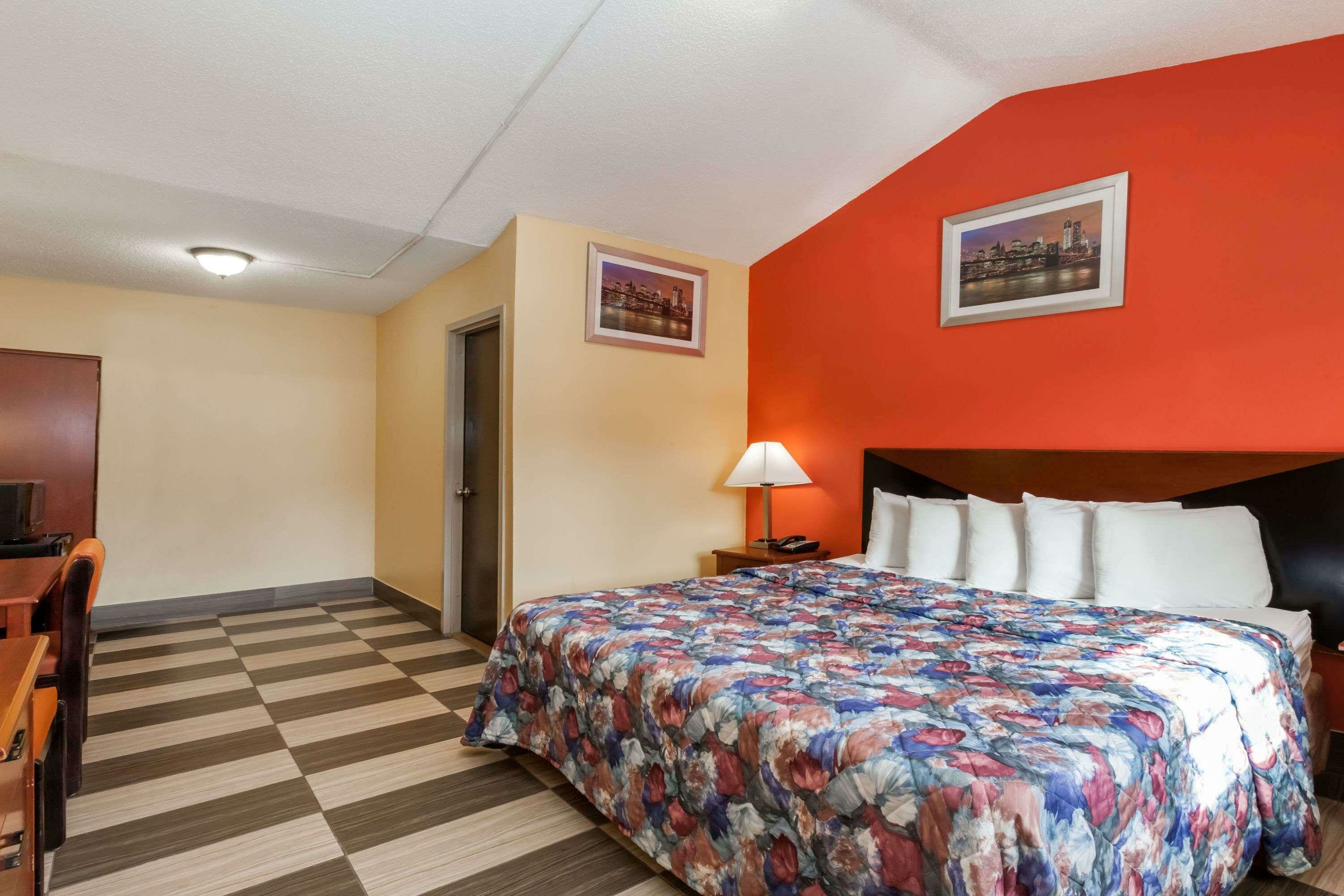 Фото Travelodge by Wyndham Jersey City