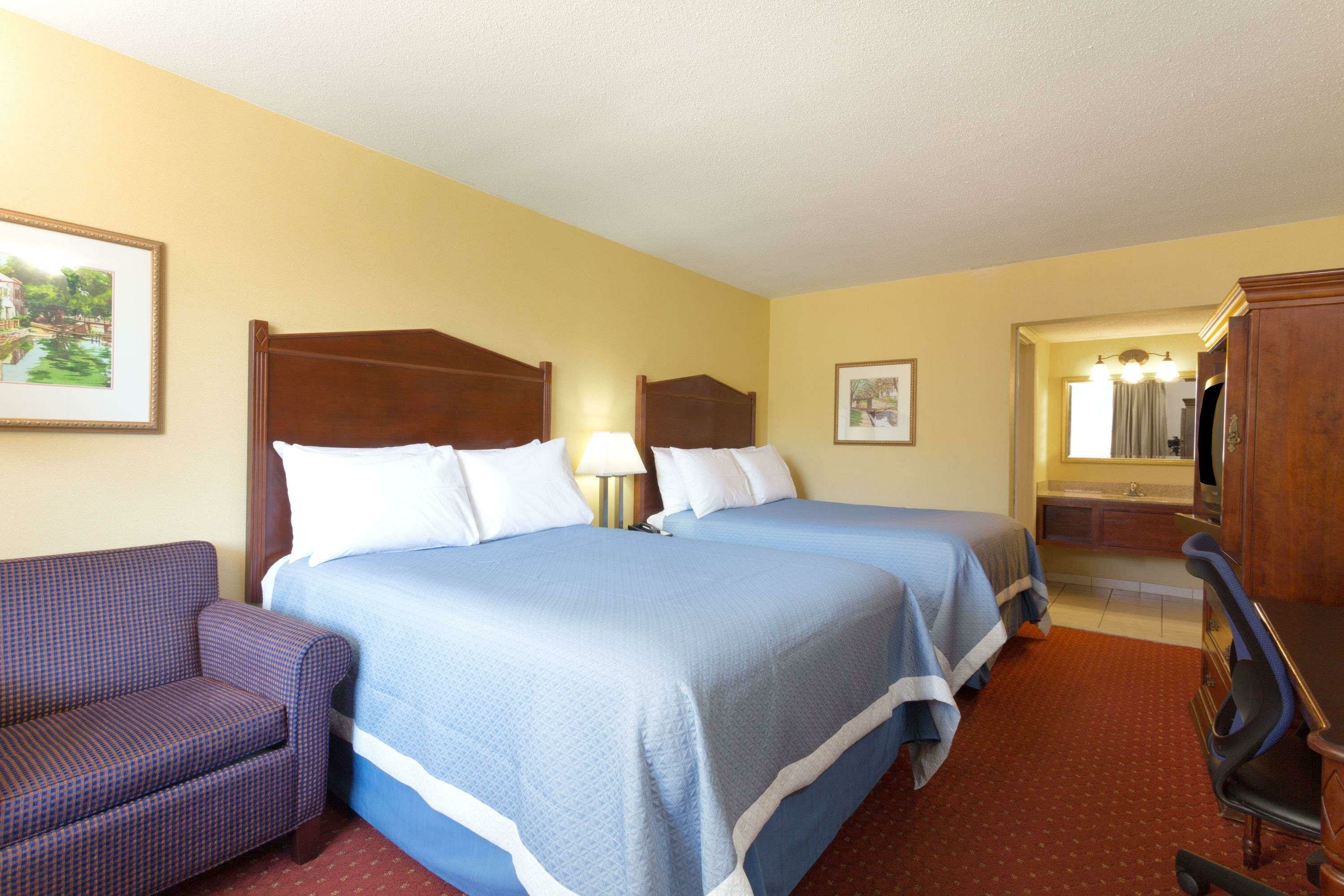 Фото Days Inn by Wyndham Washington DC/Gateway