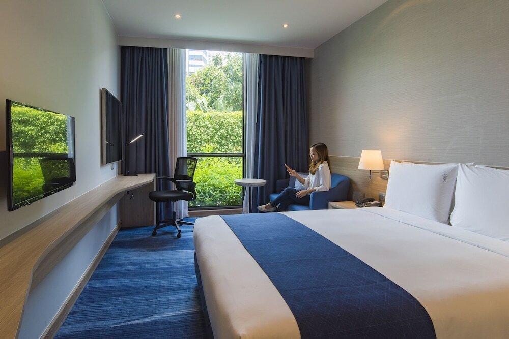 Фото Holiday Inn Express Bangkok Soi Soonvijai