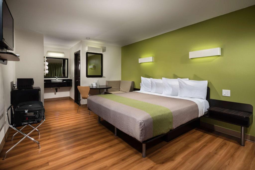 Фото Motel 6 Canoga Park, Ca