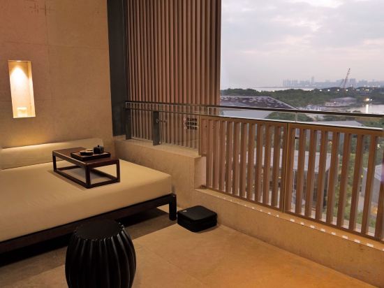 Фото Bay Breeze Hotel