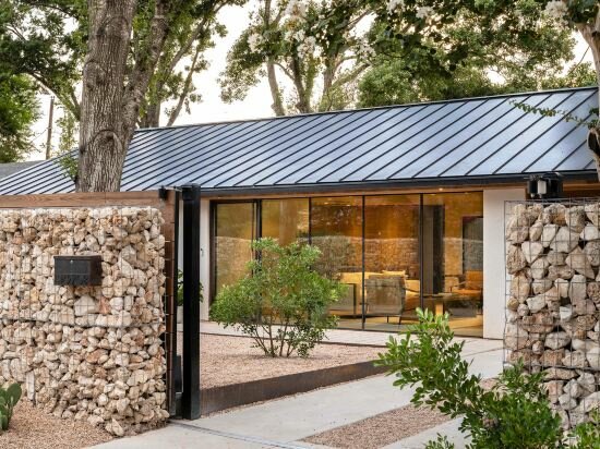 Hotel Serene Retreat with Pool and Spa-Inspired Design - Stylish Escape, State of Texas, photo