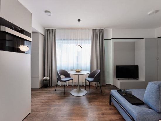 Фото The Amberlyn Suite Hotel