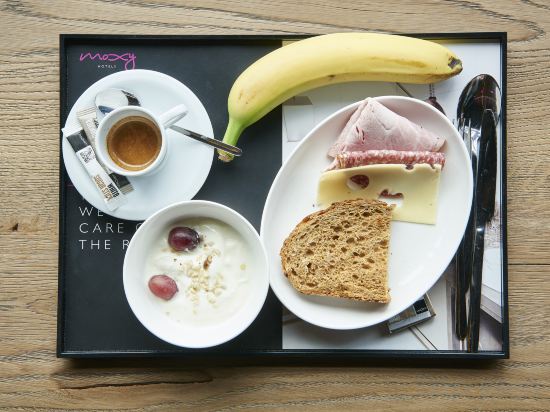 Фото Moxy Aberdeen Airport