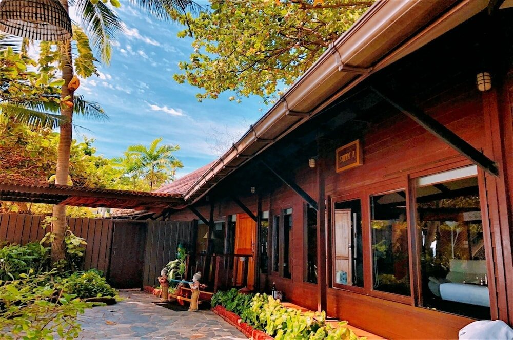 Фото Birds and Bees Resort