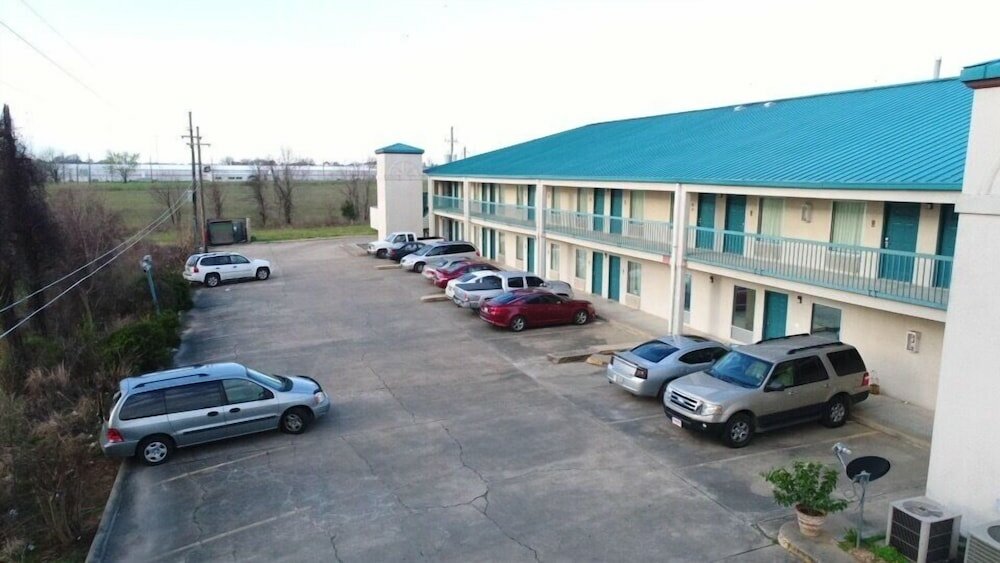 Фото Deluxe Inn & Suites