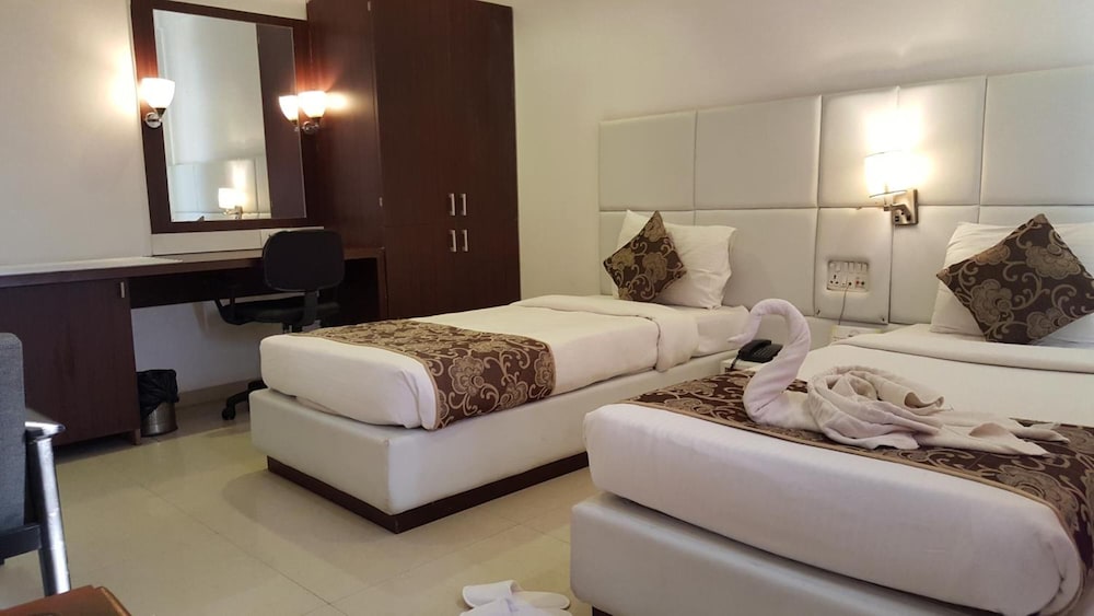 Фото The Manor Hotel