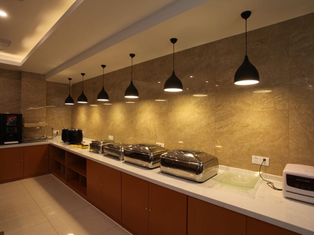 Фото Vatica ZaoZhuang TengZhou Railway Station Hotel