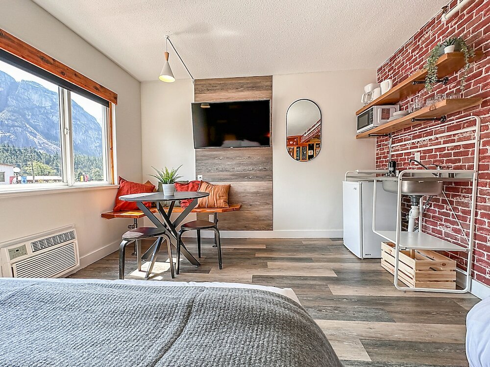 Фото Crash Hotel Squamish