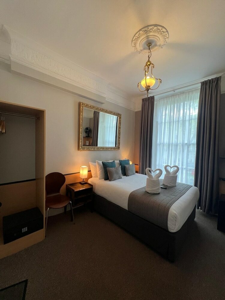 Фото Tudor Court Hotel