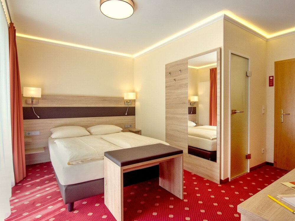 Фото Hotel Kriemhild am Hirschgarten