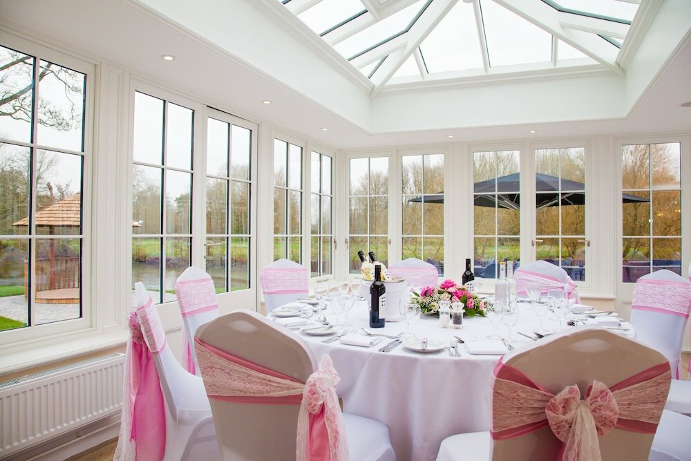 Фото Legacy Rose & Crown Hotel