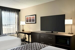 Гостиница La Quinta Inn & Suites by Wyndham St Louis Route 66