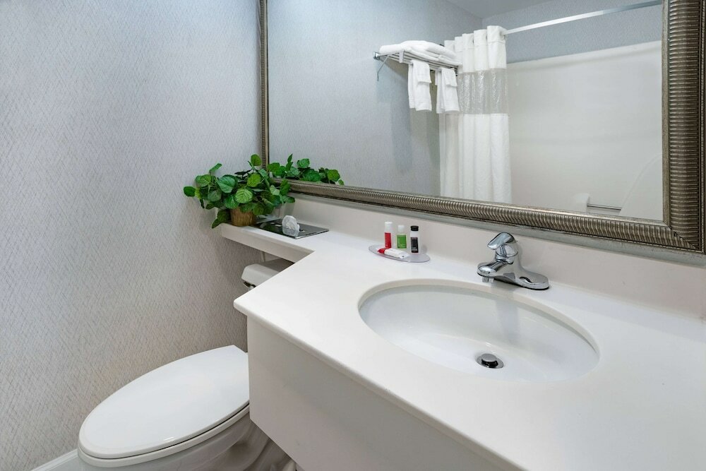 Фото Howard Johnson by Wyndham Lenox