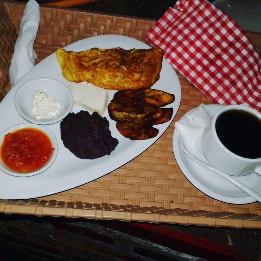 Фото Feathers Hotel and Lounge - Hostel