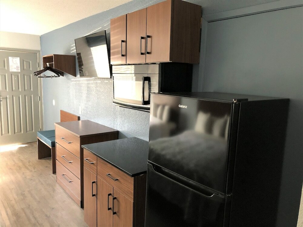 Фото HomeTowne Studios by Red Roof San Antonio E - Near At&t Center