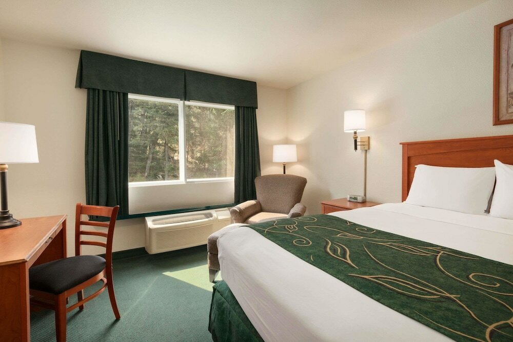 Фото Travelodge by Wyndham Dunsmuir