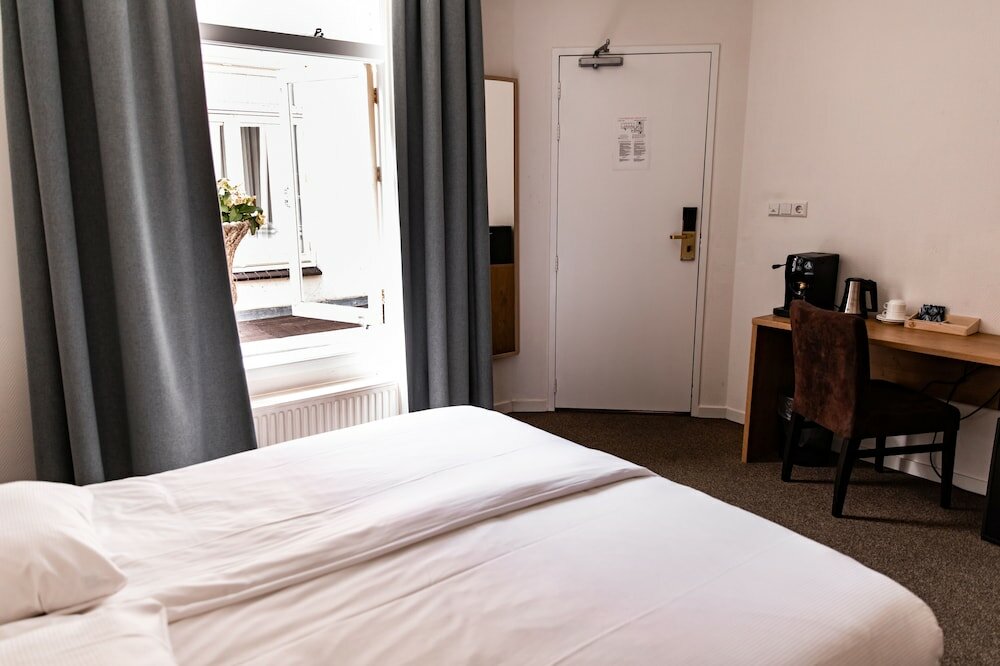 Фото Ambassador City Centre Hotel