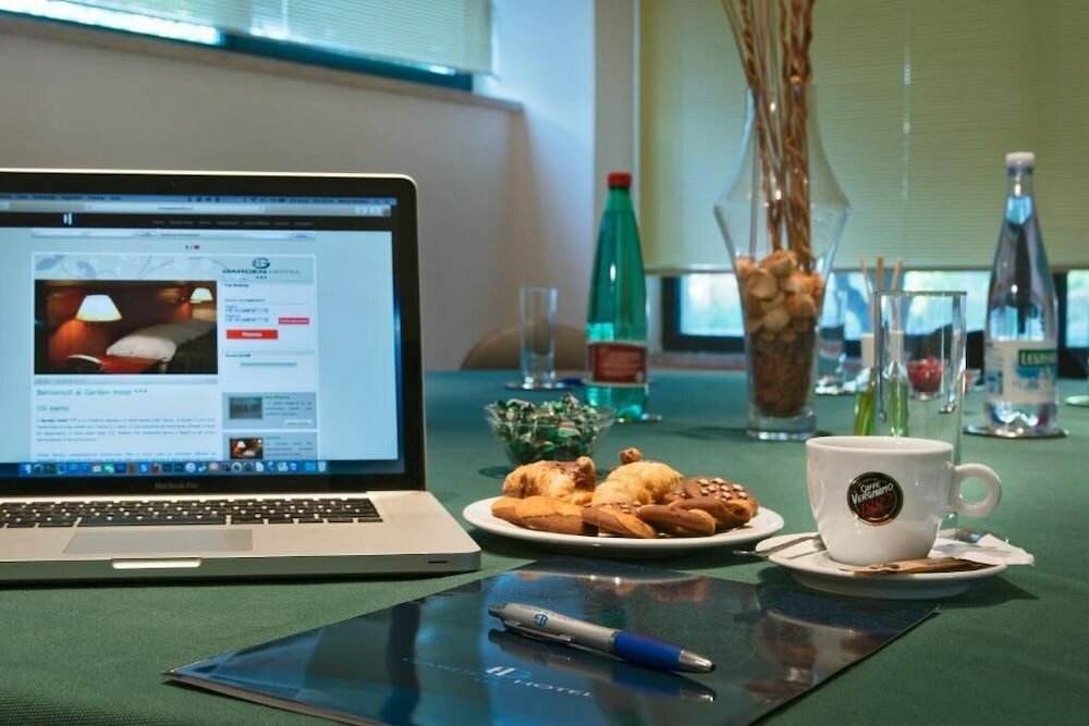 Фото Garden Hotel