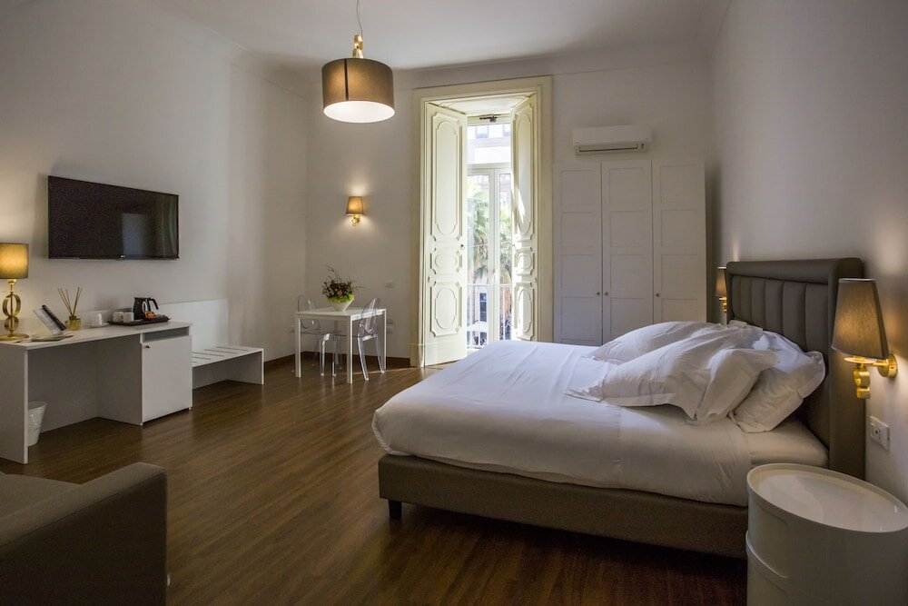 Фото Napoli Class Luxury Rooms & Suites