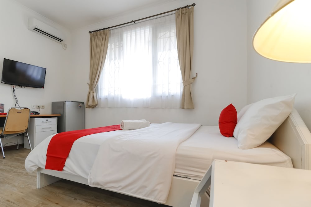 Фото RedDoorz Plus @ Tendean