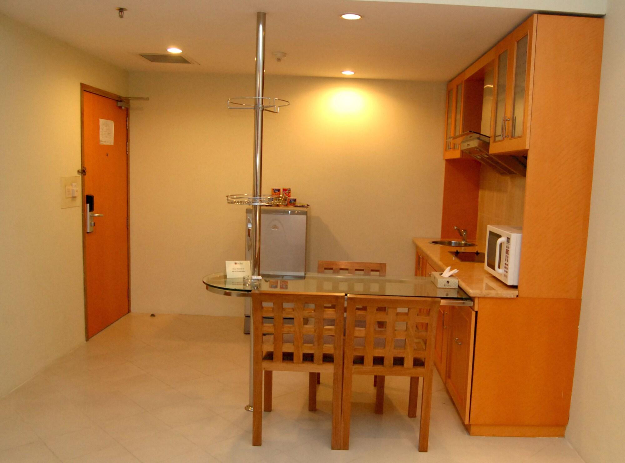 Фото Lakeshore Hotel & Apartments