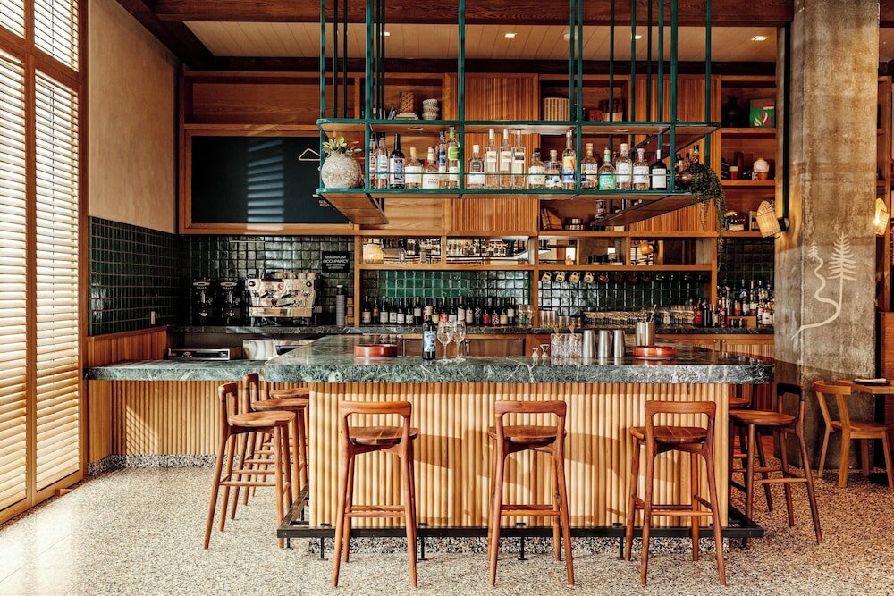 Фото June West La