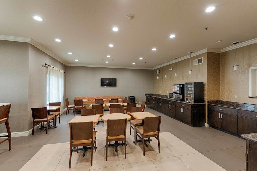 Фото Best Western Plus Delta Inn & Suites