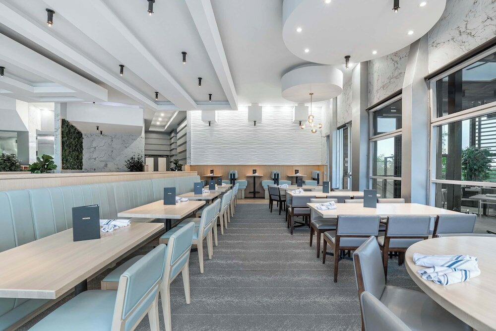 Фото Sandman Signature Toronto Airport Hotel