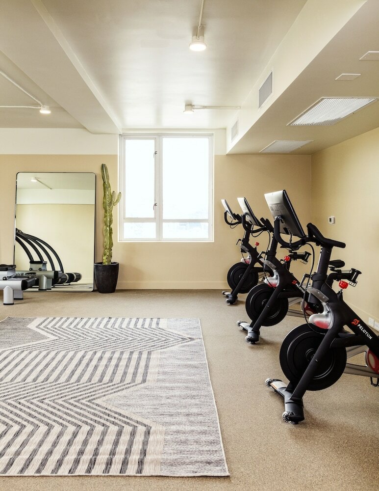 Фото June West La