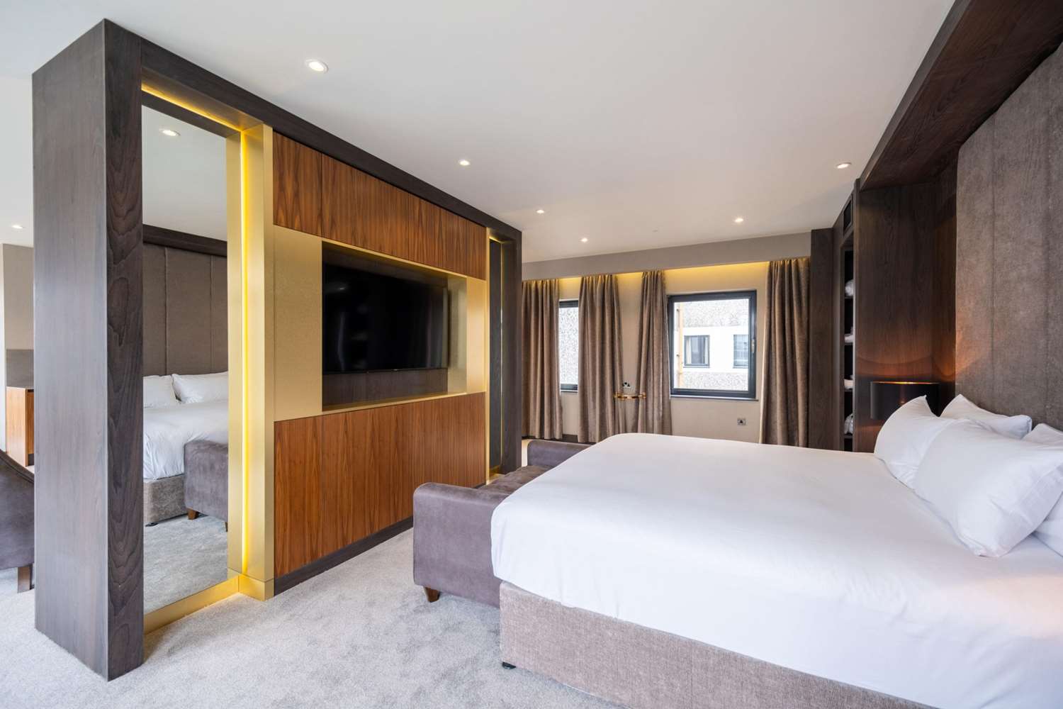 Фото Ten Square Hotel