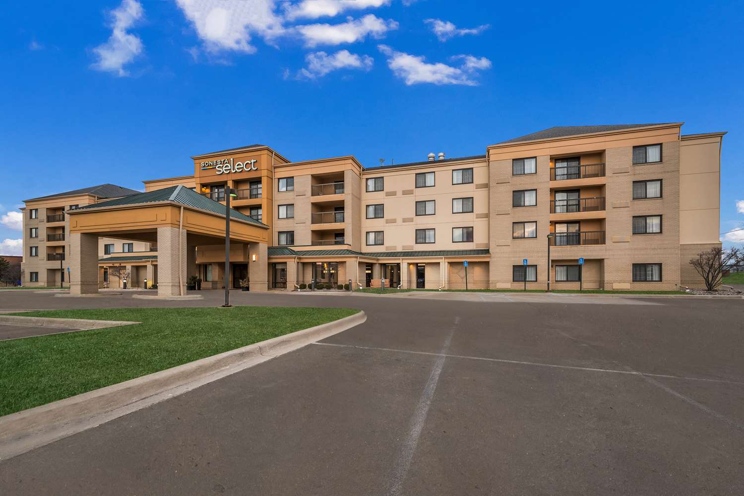 Фото Sonesta Select Detroit Novi