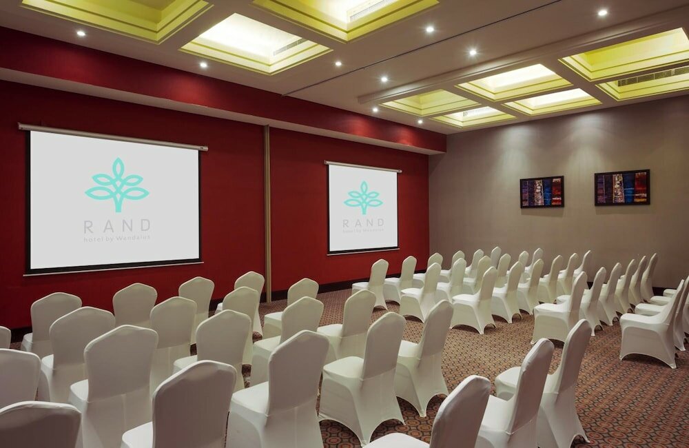 Фото Sunday Business Avenue