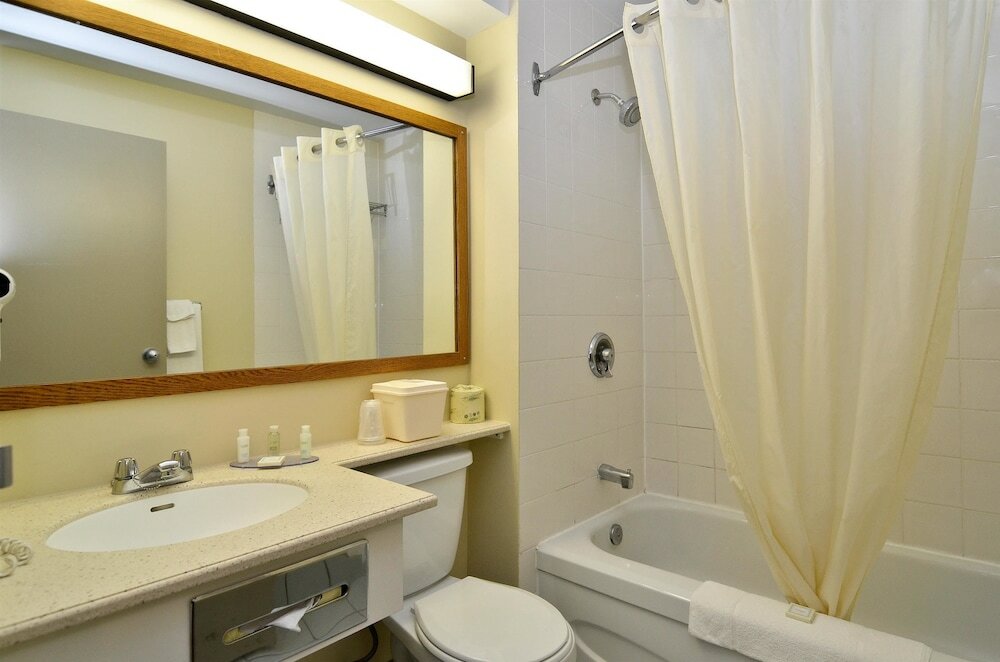 Фото Days Inn & Conference Centre by Wyndham Renfrew