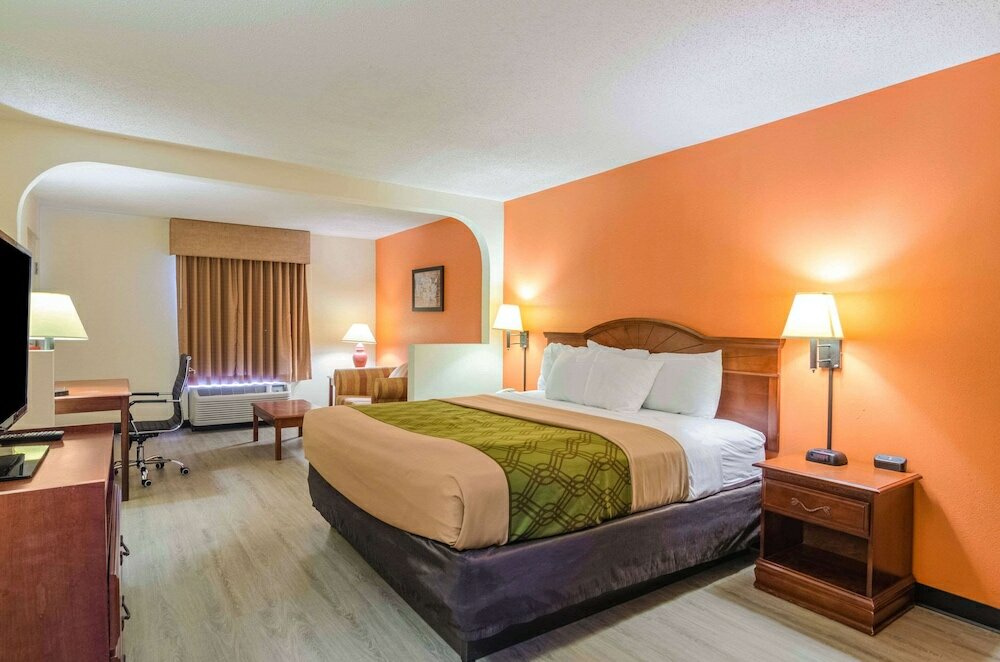 Фото Econo Lodge Inn & Suites