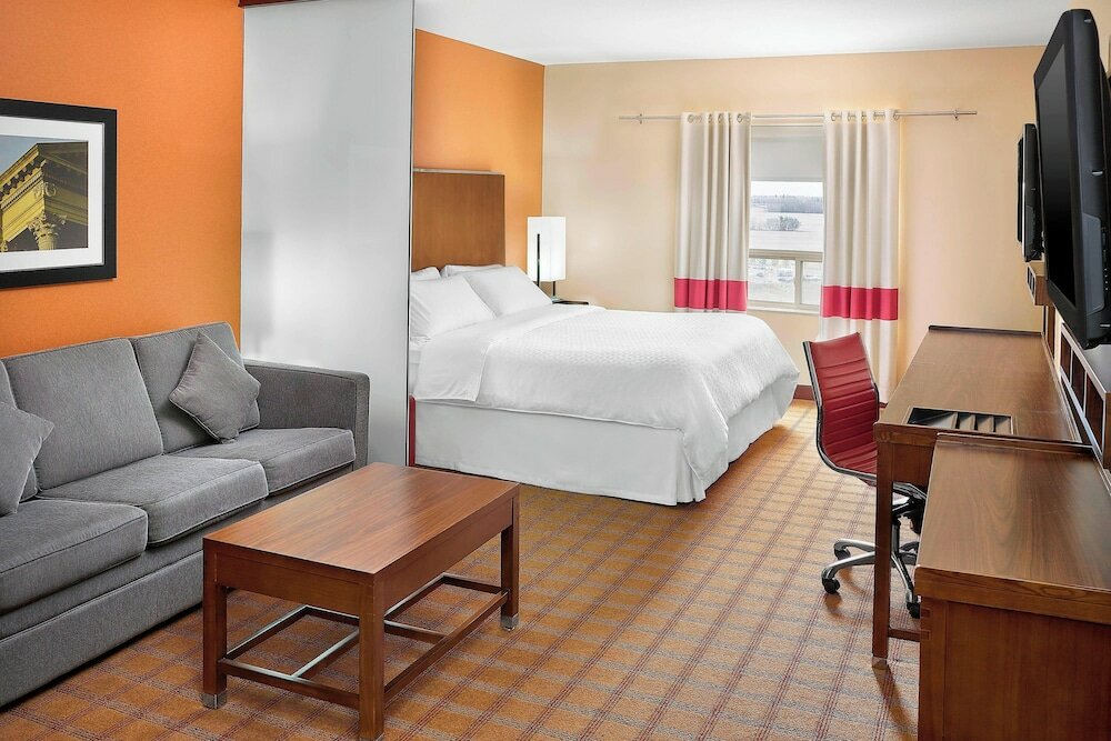 Фото Four Points by Sheraton Edmonton Gateway