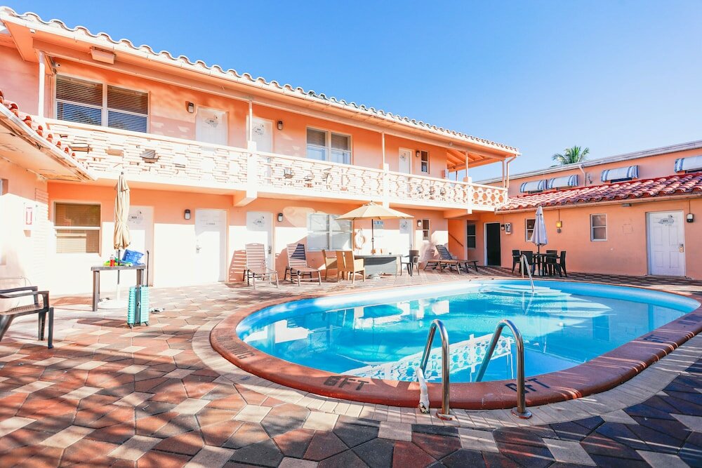 Фото Hollywood Beach Swan