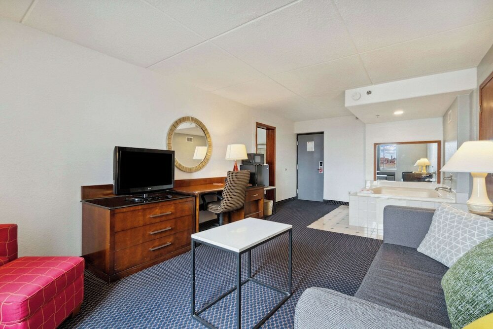 Фото Econo Lodge Inn & Suites